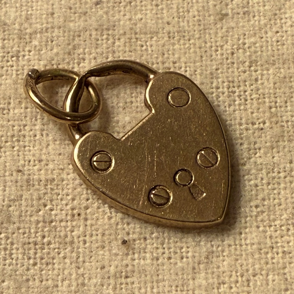 Vintage heart lock pendant in 9K yellow gold